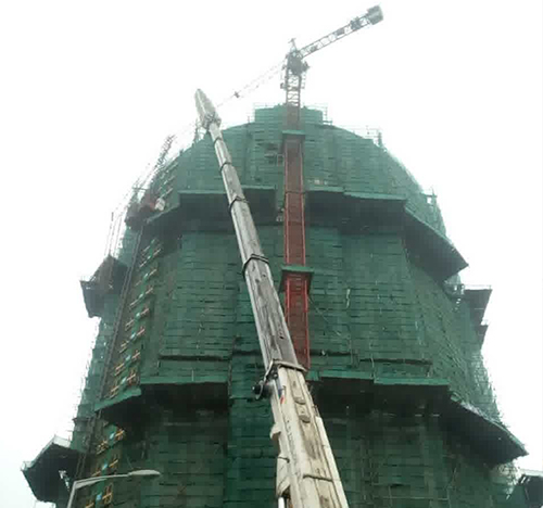 庄河吊车在工地上作业